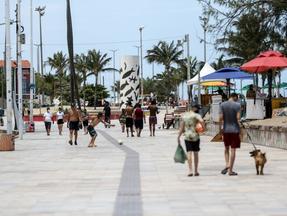 Pedestres caminham em calçadão da beira mar em janeiro de 2021