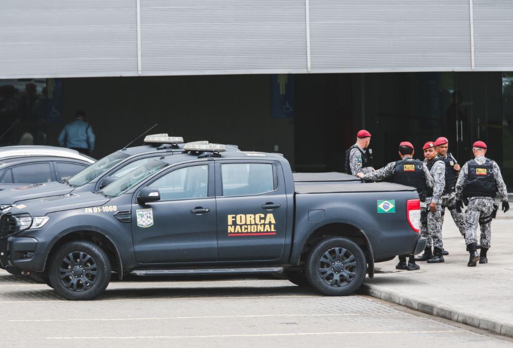 Carro e agentes da Força Nacional