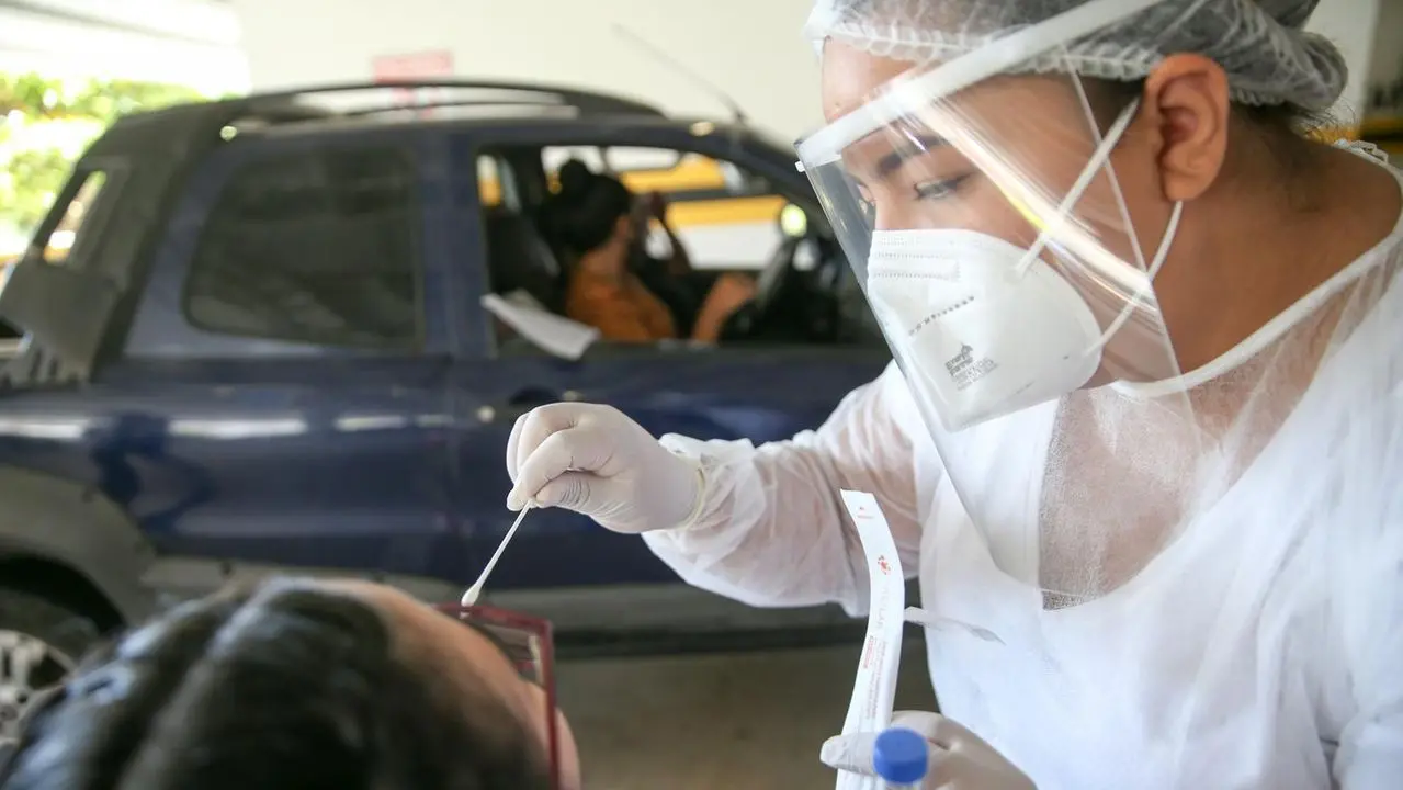 Profissional realiza teste swab em paciente no Ceará