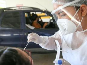 Profissional realiza teste swab em paciente no Ceará