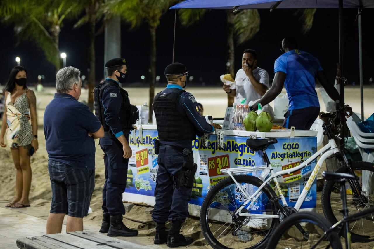 Polícia orienta comerciantes a fechar comércio na Beira Mar
