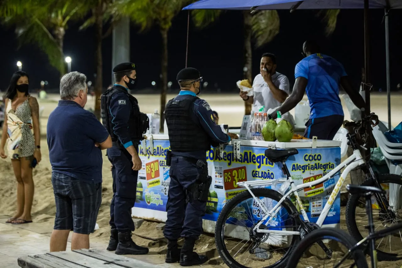 Polícia orienta comerciantes a fechar comércio na Beira Mar devido ao novo decreto de restrições