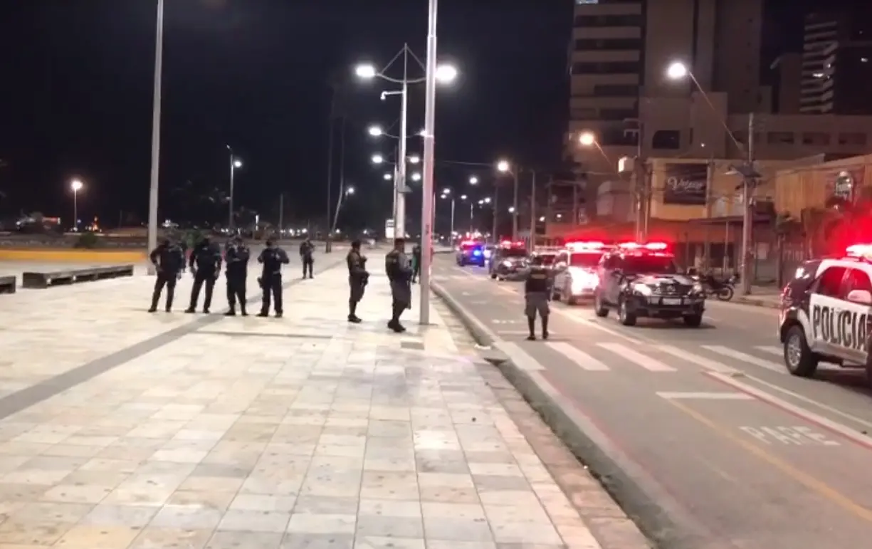 Policiais e viaturas na Praia de Iracema