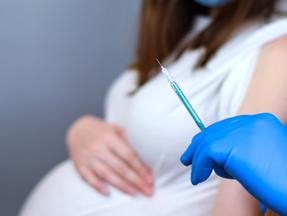 Mulher grávida tomando vacina contra Covid-19