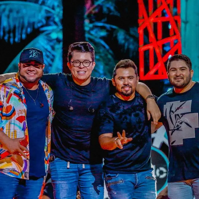 A foto apresenta Dj Ivis ao lado de Xand Avião e os Barões da Pisadinha