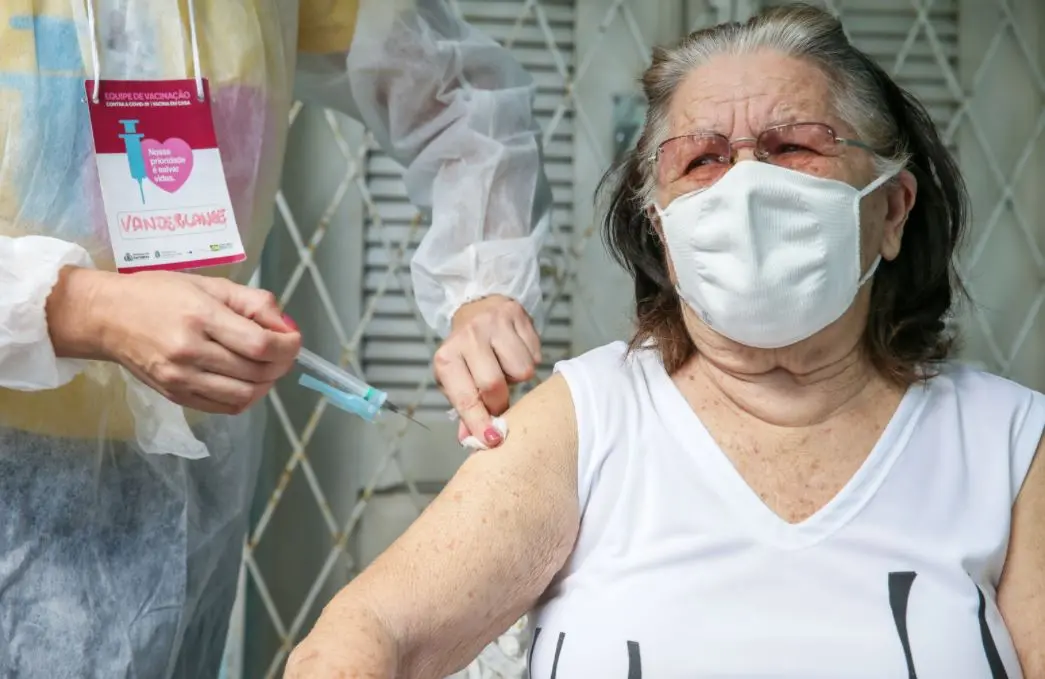 Idosa sendo vacinada contra Covid-19