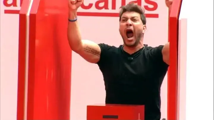 Na foto, o participante Caio ganha a Prova do Anjo do BBB 21 nesta sexta (19)