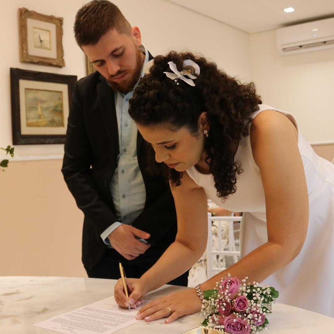 Casal realiza cerimônia do casamento civil em meio ao cenário da pandemia