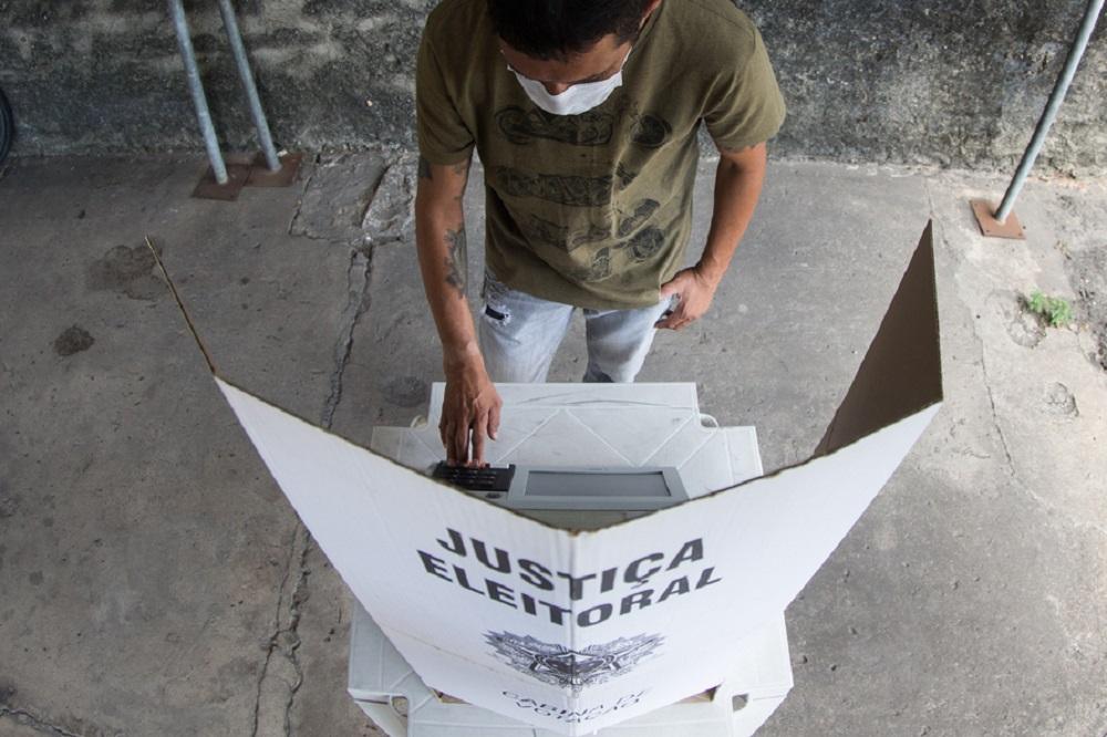 eleitor em urna