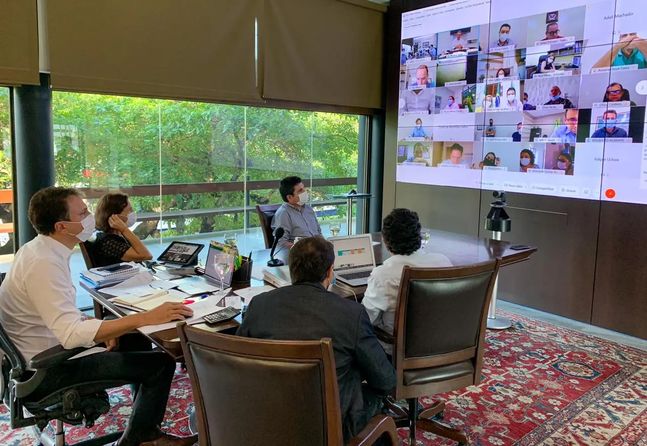 Governador Camilo Santana e presidente da Assembleia do Ceará, Evandro Leitão, se reuniu com prefeitos para definir estratégias para conter a crise