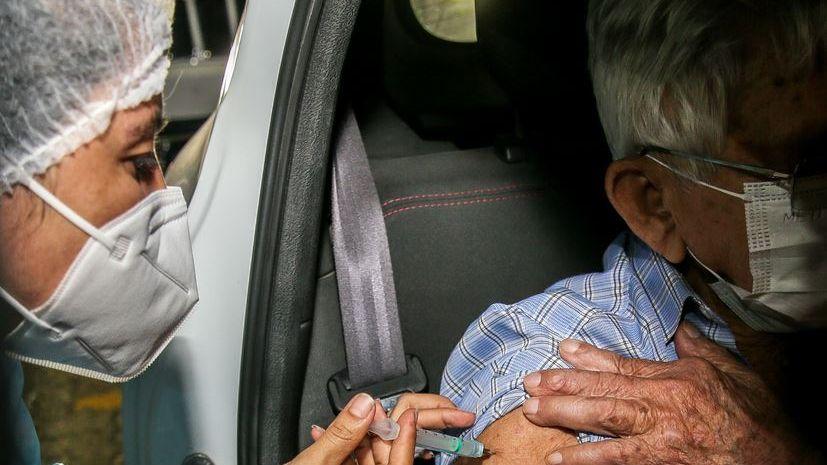 Idoso sendo vacinado no Ceará