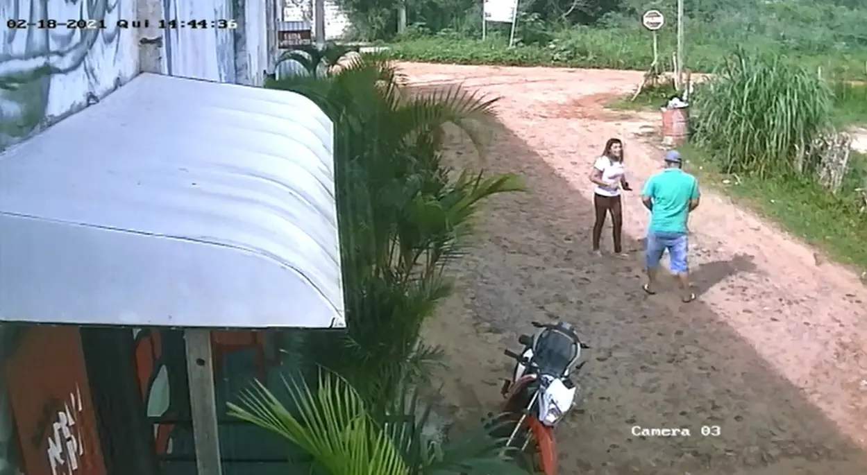 Mulher com arma na mão e homem discutindo