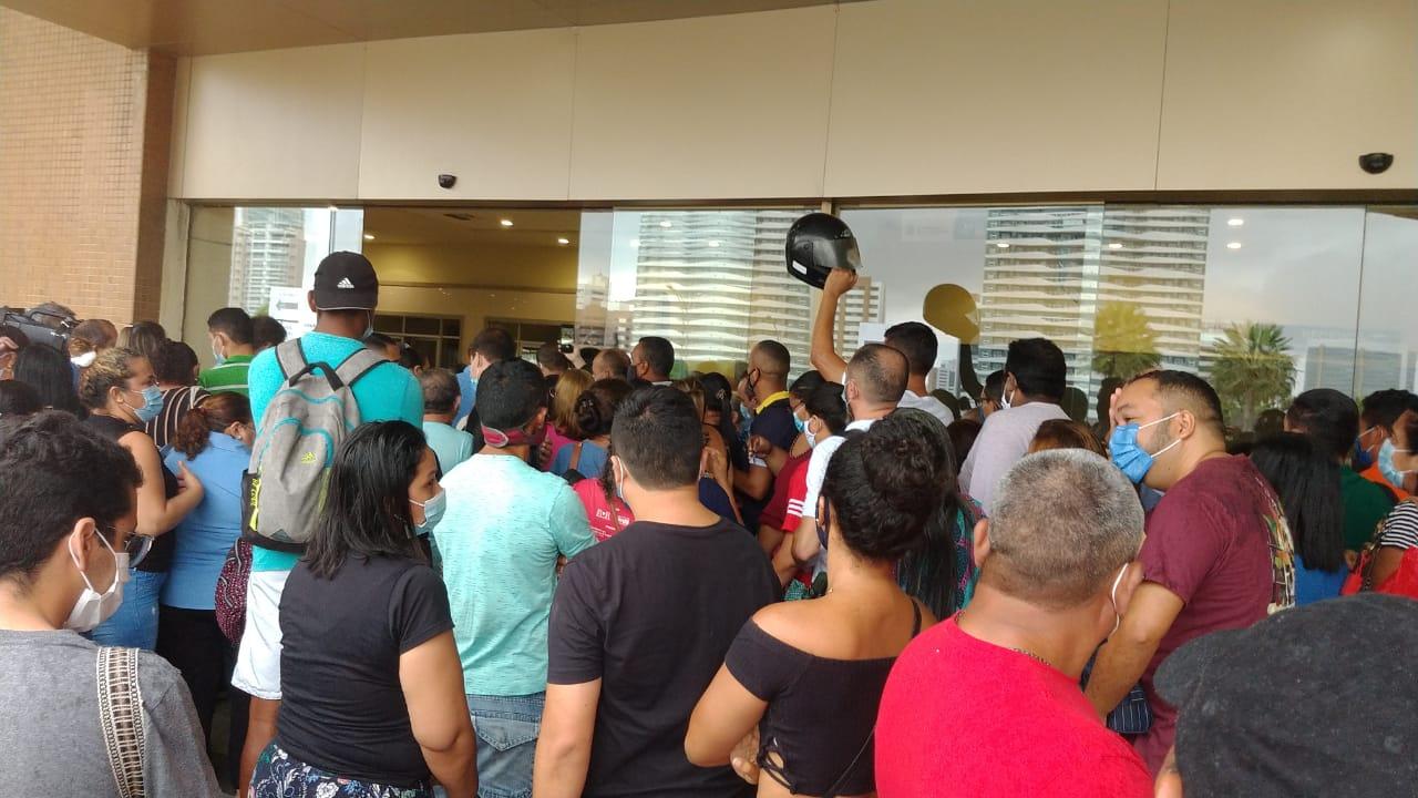 Profissionais de saúde enfrentam fila