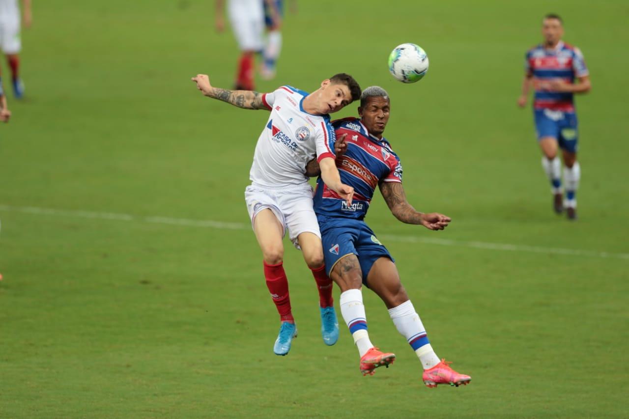 Jogadores de Bahia e Fortaleza disputam bola de cabeça