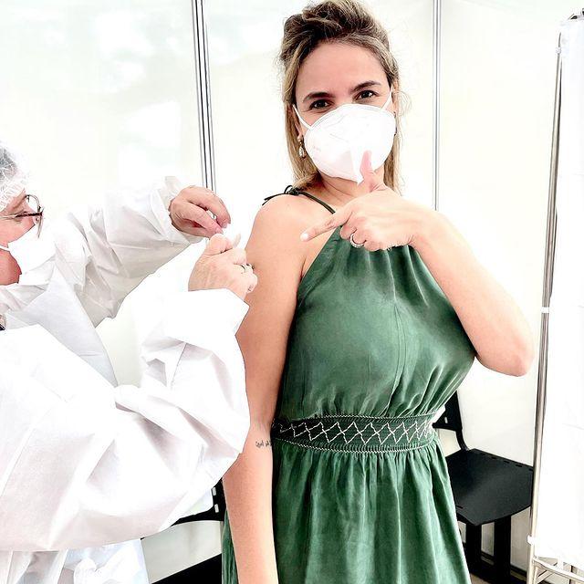 Foto da mulher de Carlos Alberto de Nobrega tomando a vacina contra a covid-19