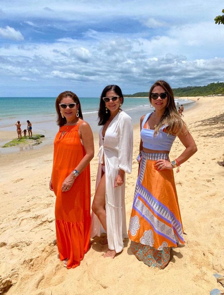 Liliana Linhares, Maria Lúcia Negrão e Sakie Brookes em dias de descanso e charme nas areias de Trancoso na Bahia.