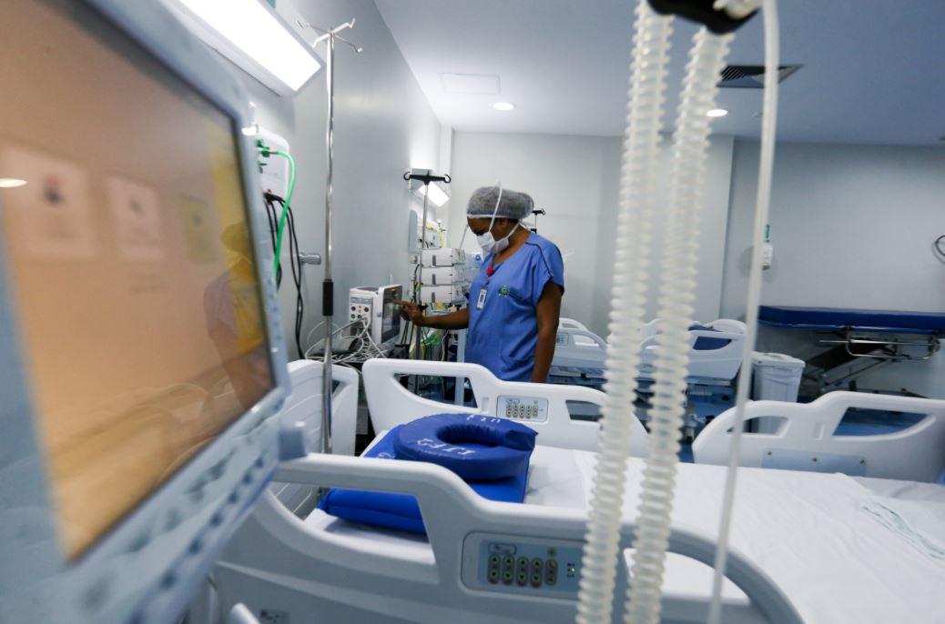 Enfermeira vendo leitos para Covid-19