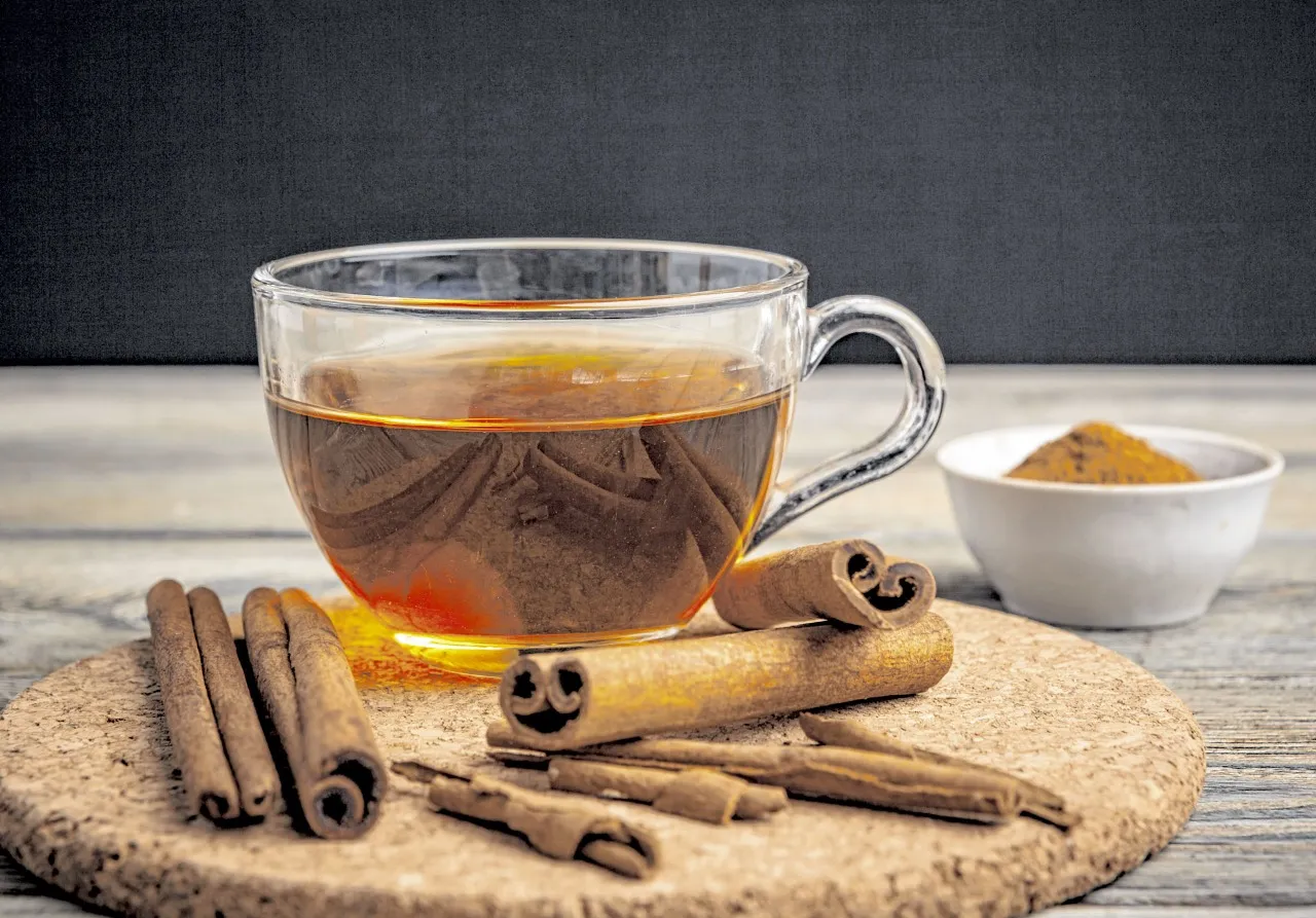 O chá de canela é uma das opções de bebidas com essa especiaria