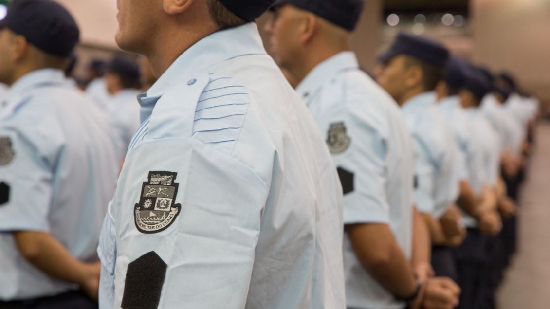Policiais enfileirados em convocação no Centro de Eventos