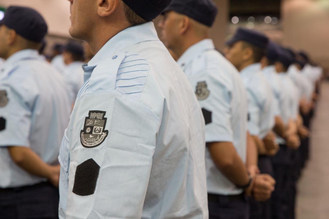 Policiais enfileirados em convocação no Centro de Eventos