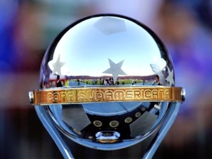 Imagem em detalhe da taça de campeão da Copa Sul-Americana
