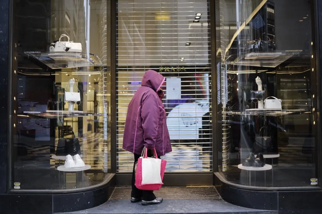 Pessoa sozinha durante lockdown no Reino Unido