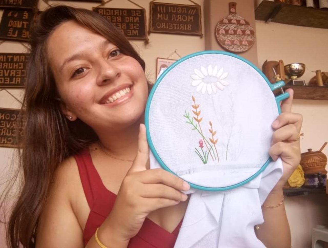Bisneta de rendeira, neta de bordadeira e filha de crocheteira, Emily Ferreira, do município de Barro, encontrou, no bordado livre a sua paixão.