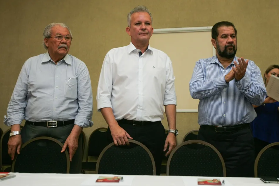 Iraguassú Teixeira (à esq.), ao lado do presidente estadual do PDT, André Figueiredo, e do nacional, Carlos Lupi