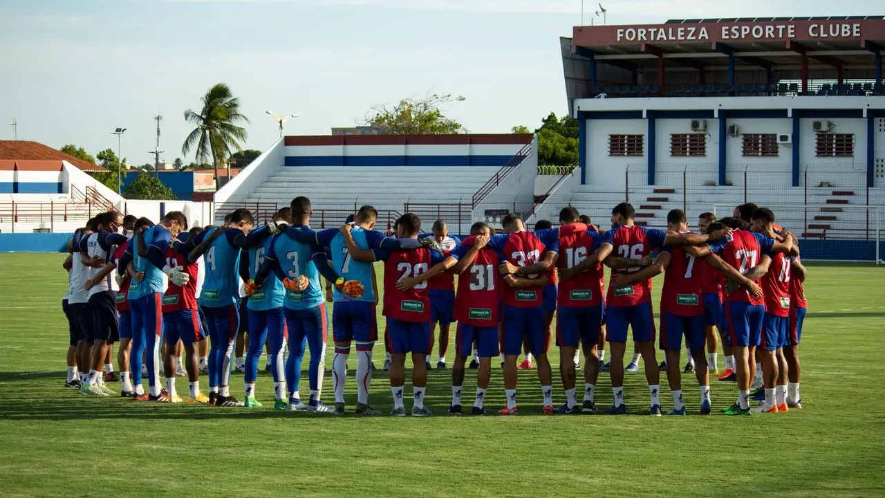 Jogadores do Fortaleza abraçados em círculo no campo