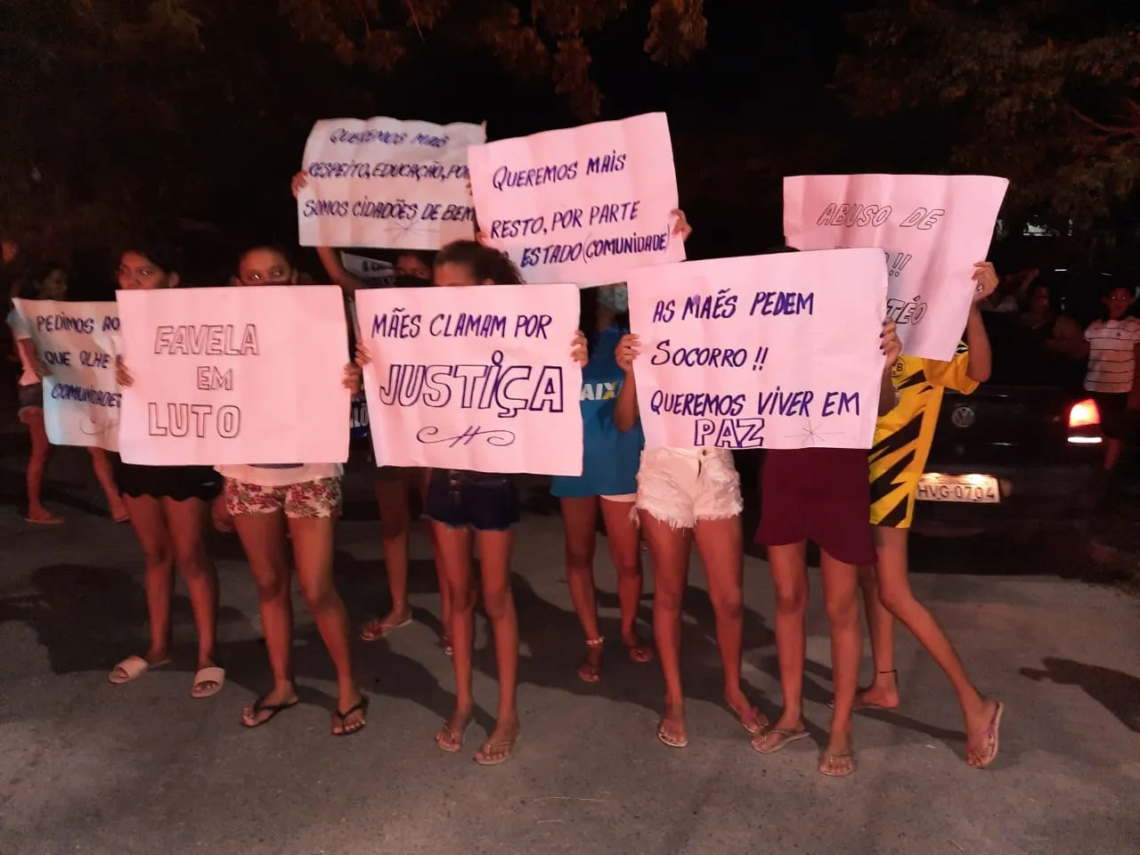 Moradores fizeram manifestação após confirmada a morte do adolescente