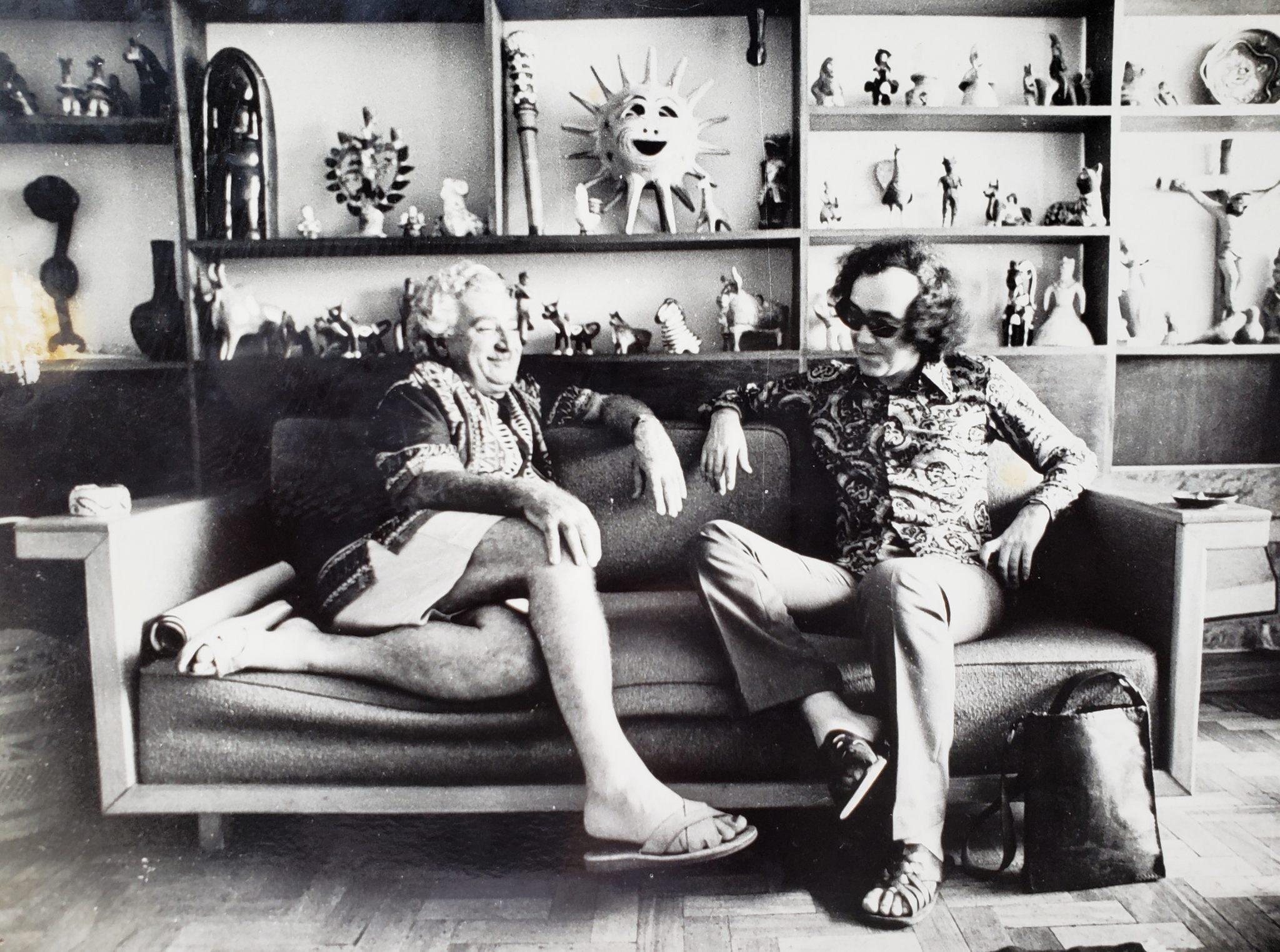 1972. Jorge Amado (1912-2001) recebe Mayrink em sua casa, no Rio