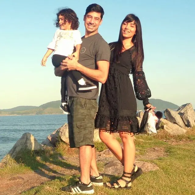 Natalia Nara ao lado do marido e filha