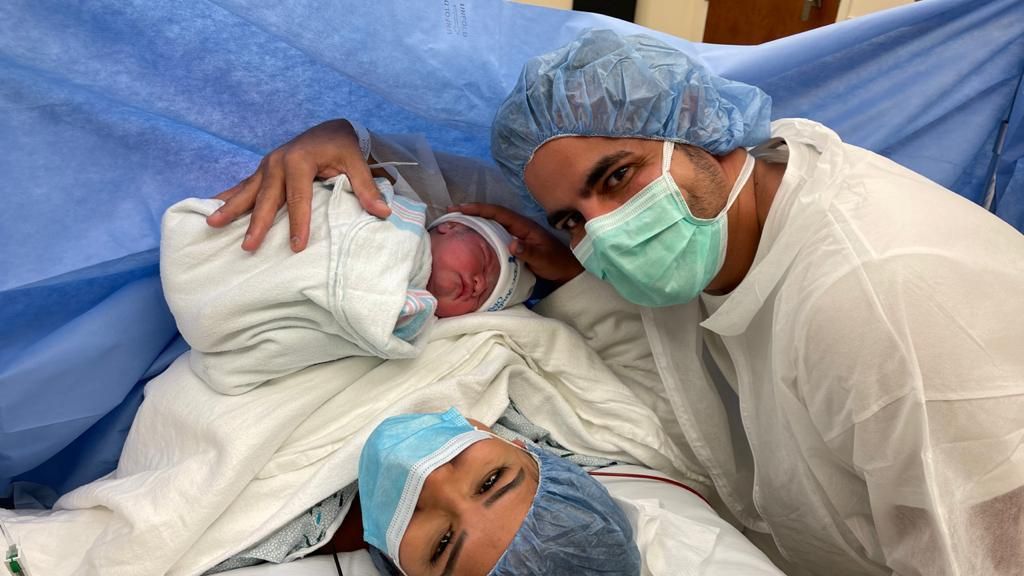 Simone logo após o parto de Zaya. A criança aparece no colo da mãe, e o marido, Kaká Diniz, está ao lado.