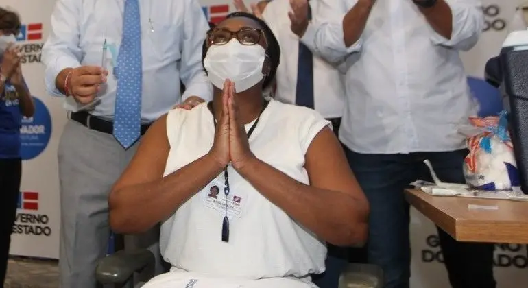 Primeira vacinada na Bahia é internada com Covid-19 três dias antes de receber a segunda dose