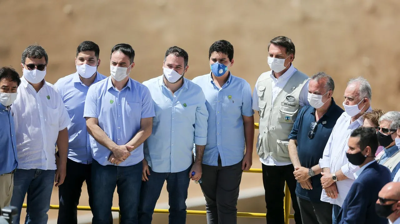Uma comitiva de políticos cearenses recepcionou o presidente no Estado