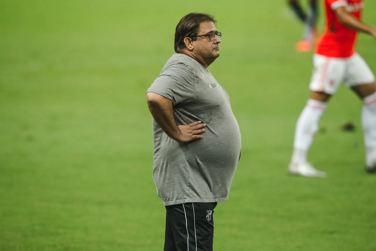 Guto Ferreira renovou contrato com o Vovô