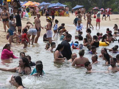 Movimentação grande pessoas na praia de Sabiaguaba no primeiro sábado de 2021; CE regista transmissão comunitária da nova cepa