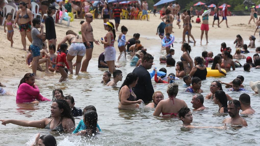 Movimentação grande pessoas na praia de Sabiaguaba no primeiro sábado de 2021; CE regista transmissão comunitária da nova cepa