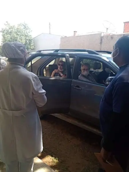 Tarcísio Meira e Glória Menezes sendo vacinados