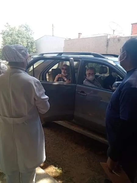 Atores estão casados há mais 60 anos e vivem no interior de SP, onde se vacinaram