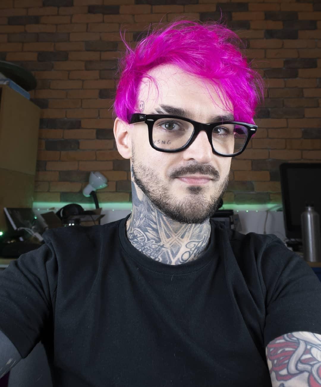 PC Siqueira de óculos e cabelo rosa