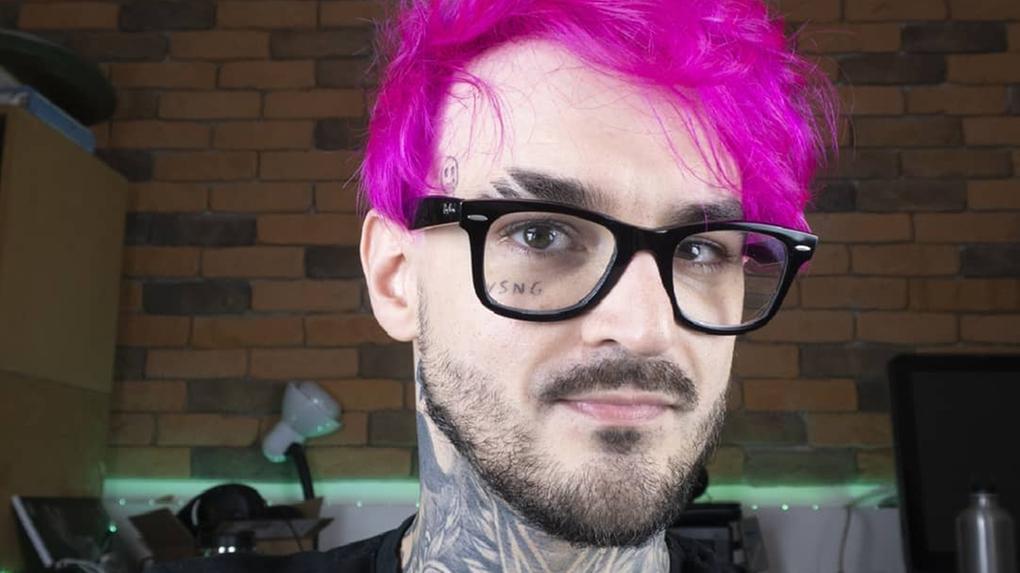 PC Siqueira de óculos e cabelo rosa