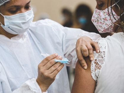 Em pouco mais de um mês de campanha, 265,1 mil pessoas receberam a primeira dose da vacina contra a Covid-19 no Ceará.