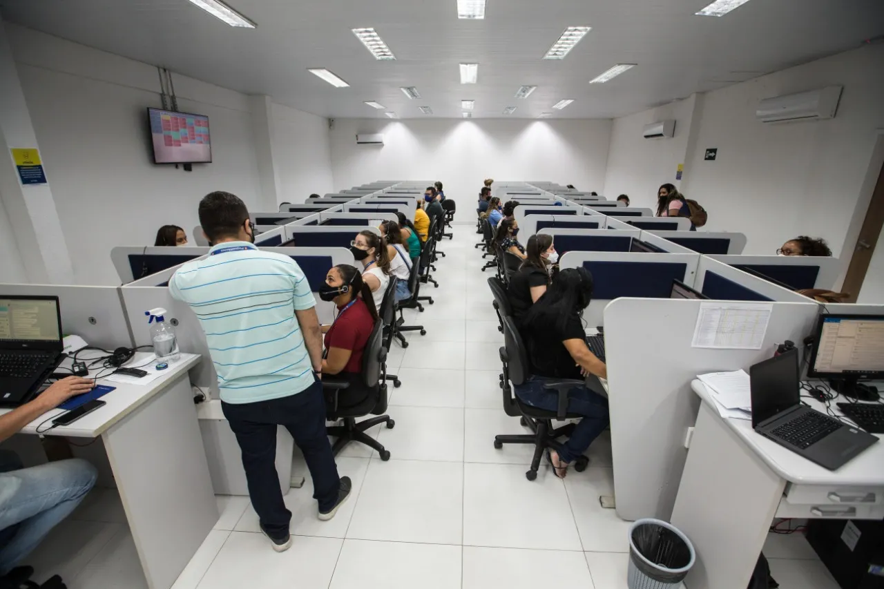 Cerca de 80 operadores compõe a central, número que pode passar para 150 nos próximos meses.