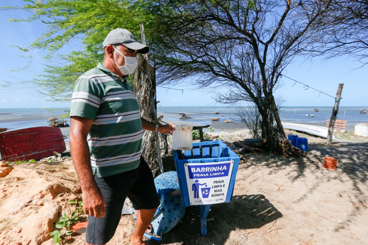 Lixeiras instaladas nas prais de Icapuí