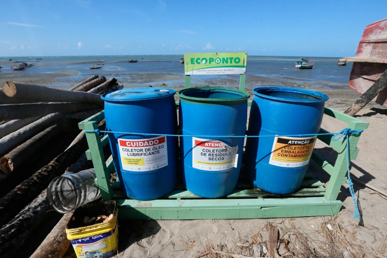 Moradores fabricaram e instalaram coletores nas praias do Município