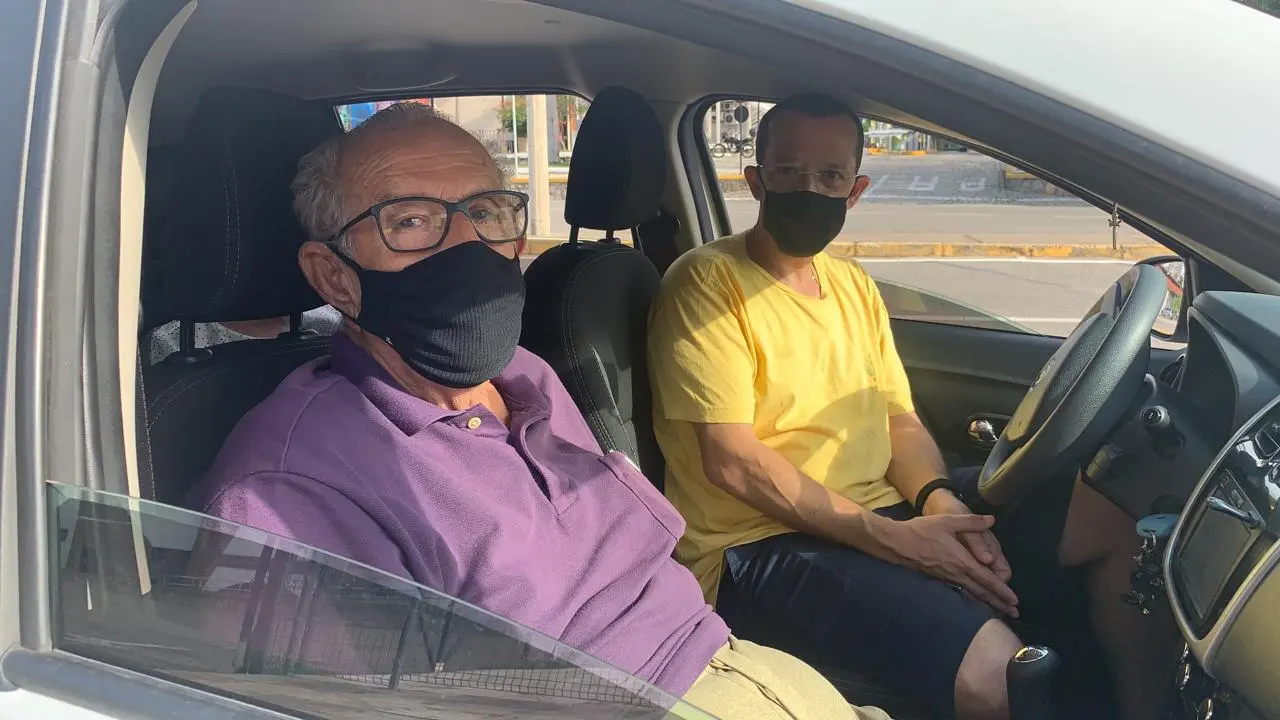 Idoso no Centro de Eventos à espera de vacina