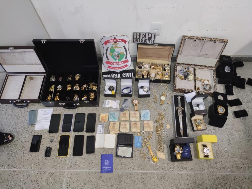 A Polícia Civil apreendeu joias e 47 relógios avaliados em cerca de R$ 1 milhão