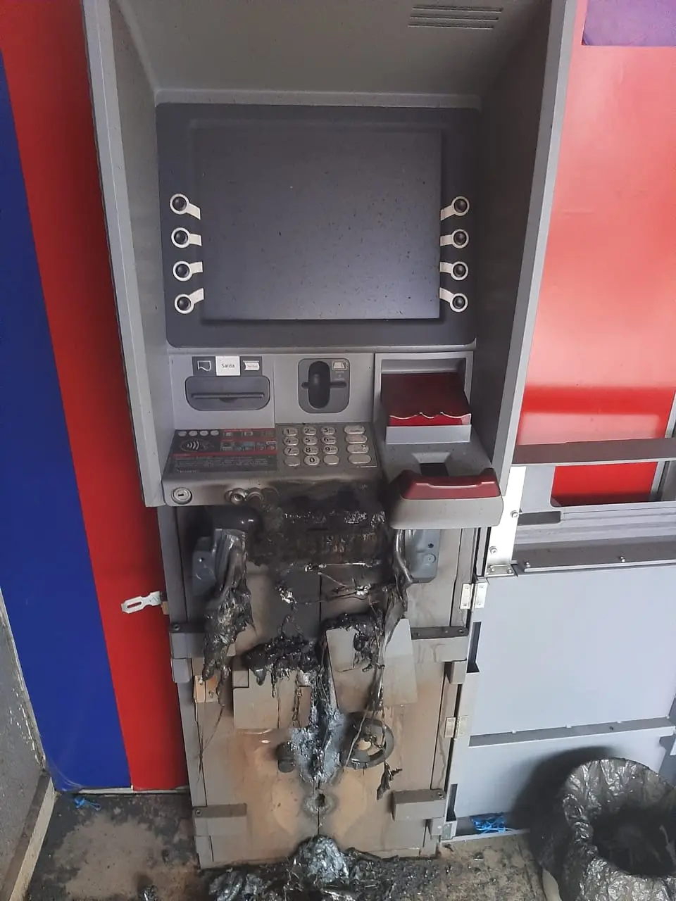 Caixa arrombado e incendiado