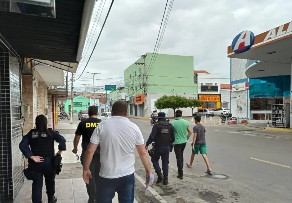 Agentes de segurança e fiscalização em Mombaça